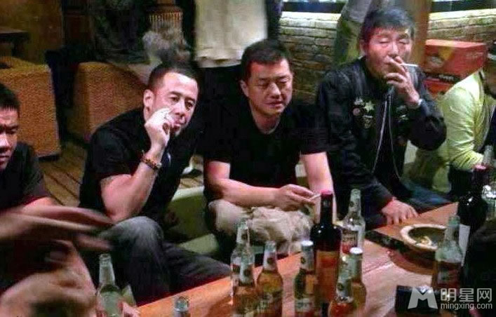 李亚鹏离婚后酒吧借酒消愁 好友杨坤作陪