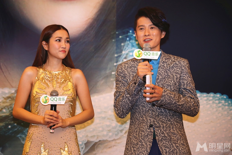谢安琪新专辑发布会获黄大炜单膝下跪献花