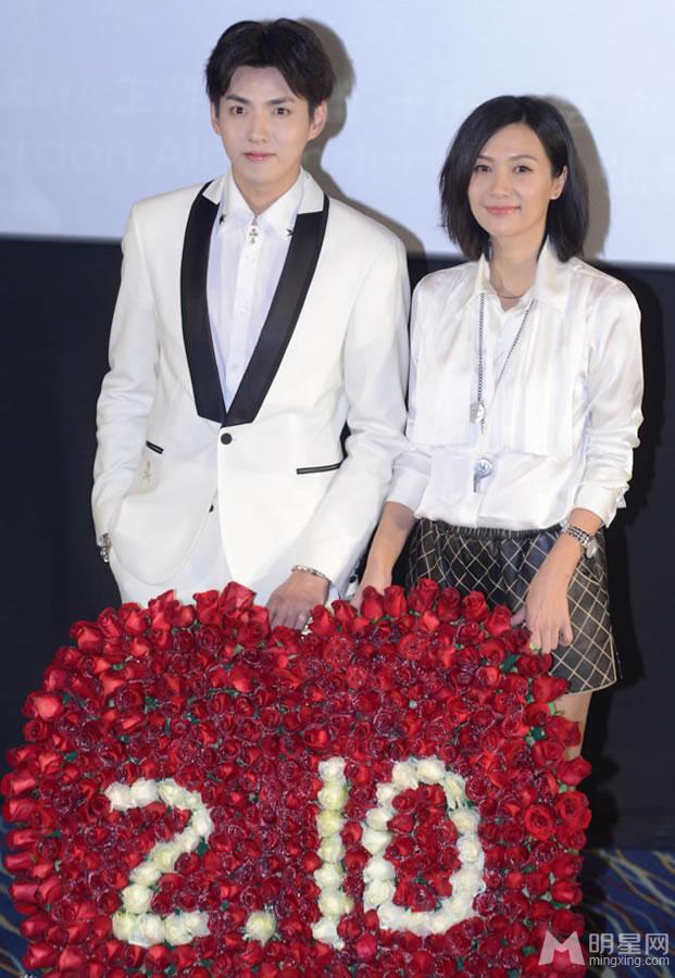 有一个地方首映会 吴亦凡白衣出席