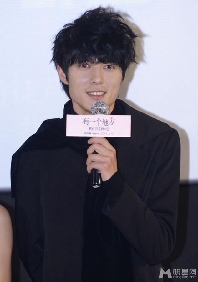 有一个地方首映会 吴亦凡白衣出席