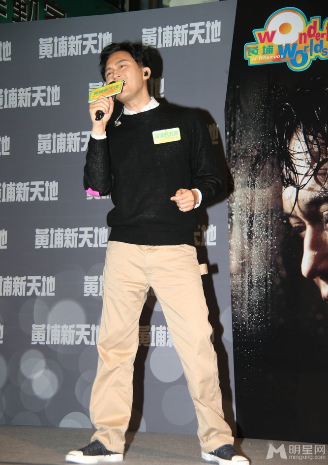 张智霖亮相签唱会 休闲装扮气质优雅