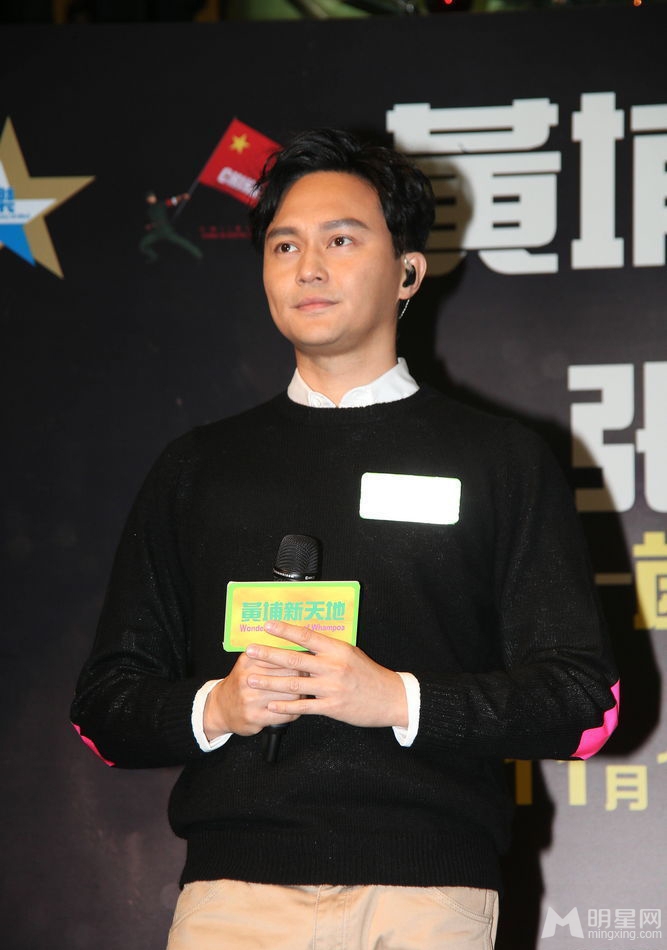 张智霖亮相签唱会 休闲装扮气质优雅