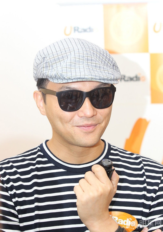张智霖条纹休闲装亮相 笑容亲切帅气优雅