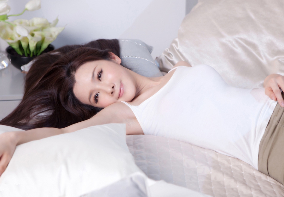 孙菲菲时尚杂志拍摄的床上大片演绎纯美诱惑
