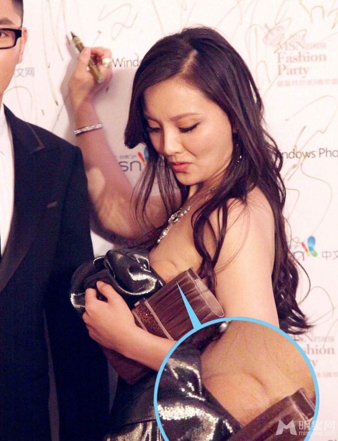 图揭女星红毯走光爆乳的香艳瞬间