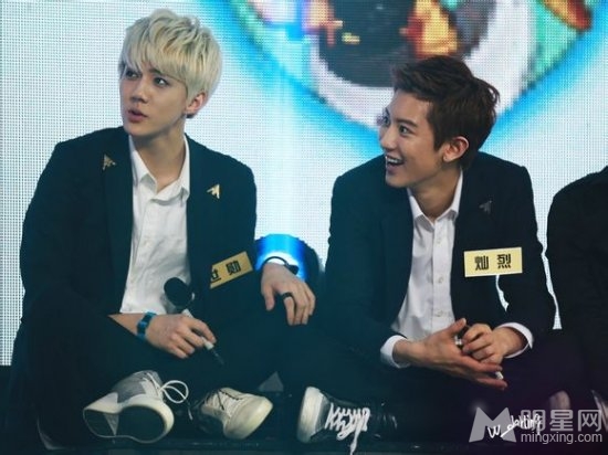 EXO中国爱大歌会花絮照 亲密激吻粉红升级