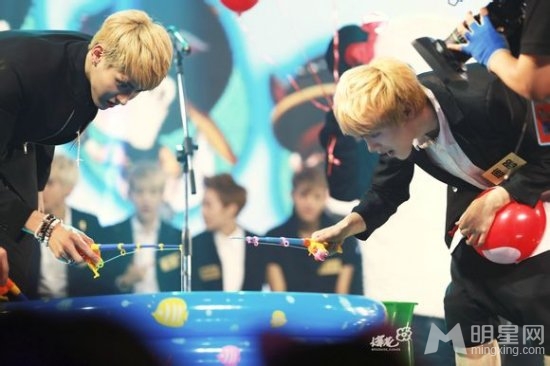 EXO中国爱大歌会花絮照 亲密激吻粉红升级