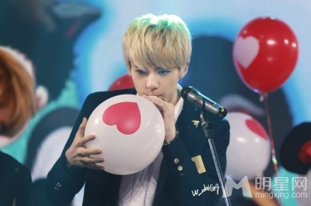 EXO中国爱大歌会花絮照 亲密激吻粉红升级