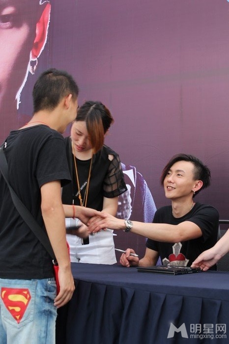 黄义达带病举行新专辑Heart Disk签唱会