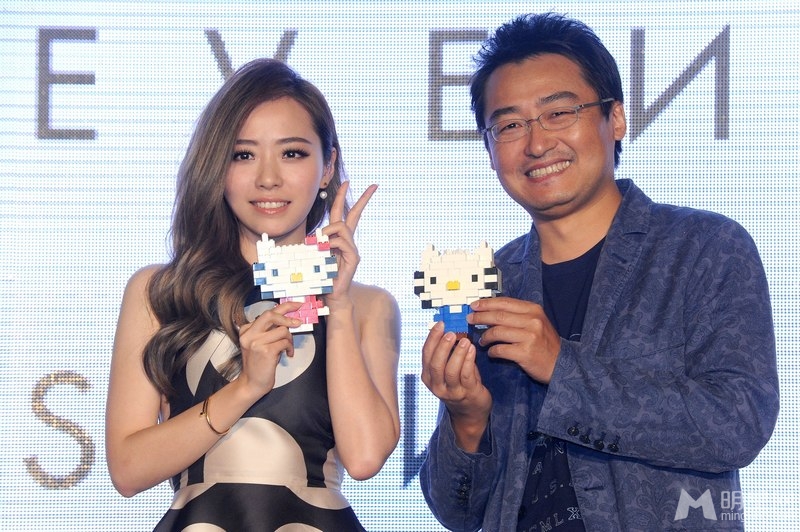 张靓颖波点裙现身庆功会 卷发造型尽显女人味