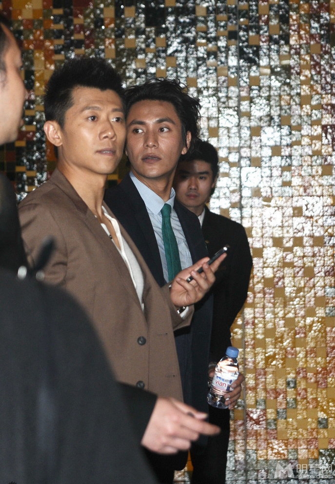 夏雨陈坤同时出席活动 引粉丝疯狂围观