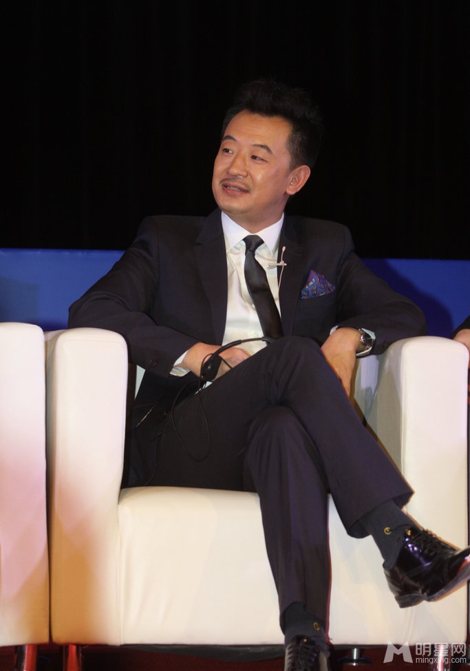 张靓颖超短裙亮相时尚活动 秀美腿险走光