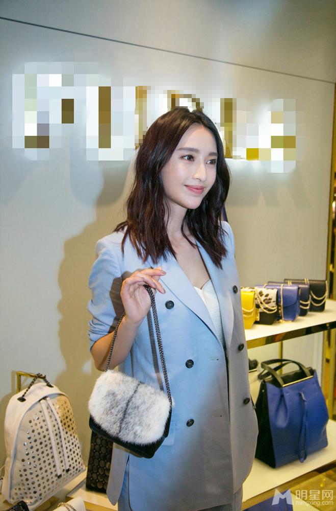 《单身男女》杀青 张俪惊艳出席时尚品牌活动