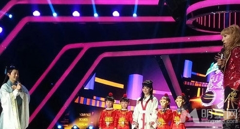张亮录制大咖秀现场照曝光 再次变身丑女人