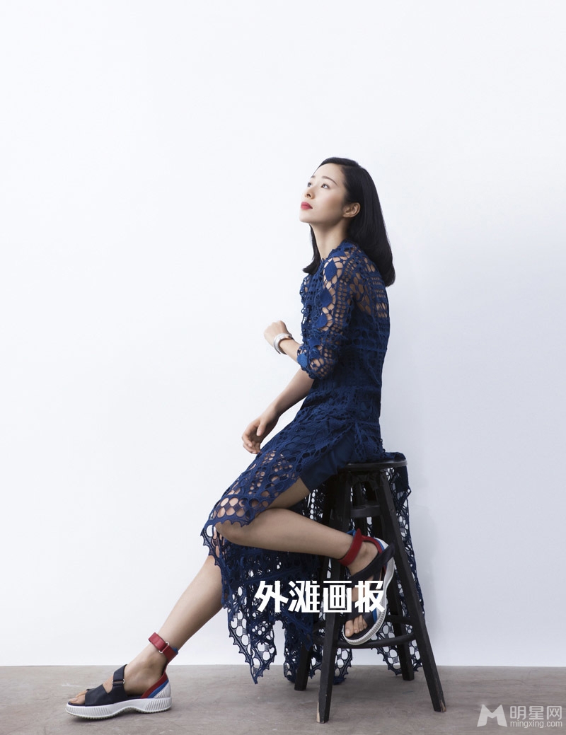 江一燕红唇登杂志 窈窕身姿展妩媚气质