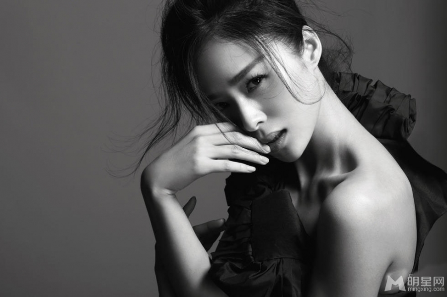 江一燕暗黑鬼魅写真 黑唇彰显腹黑形象