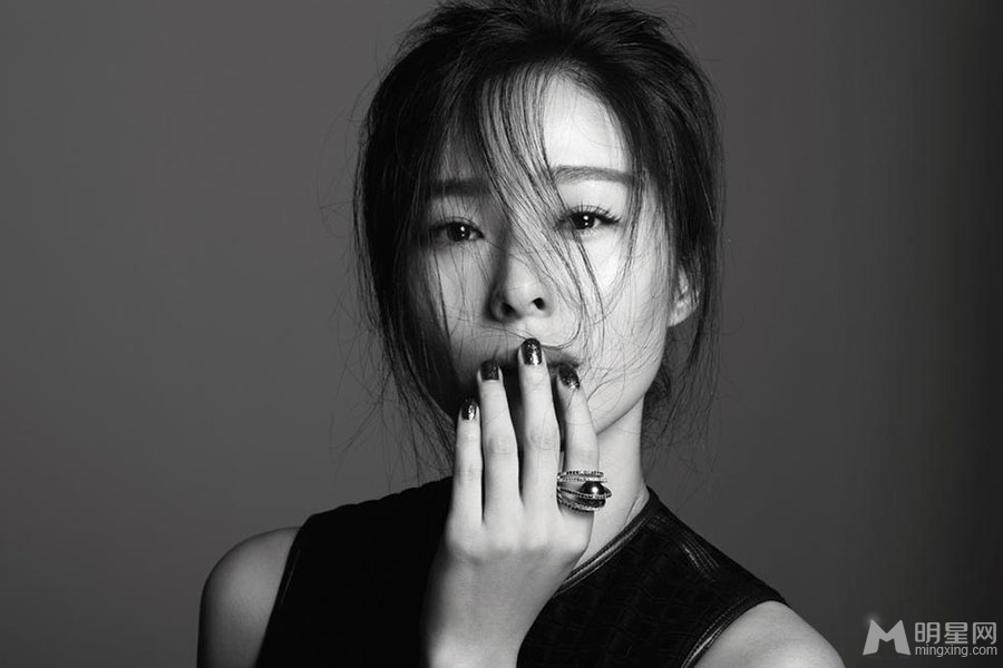 江一燕暗黑鬼魅写真 黑唇彰显腹黑形象