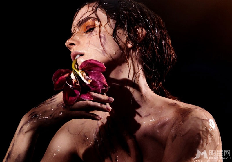 艾玛·沃特森艺术写真 半裸湿身演绎自然美