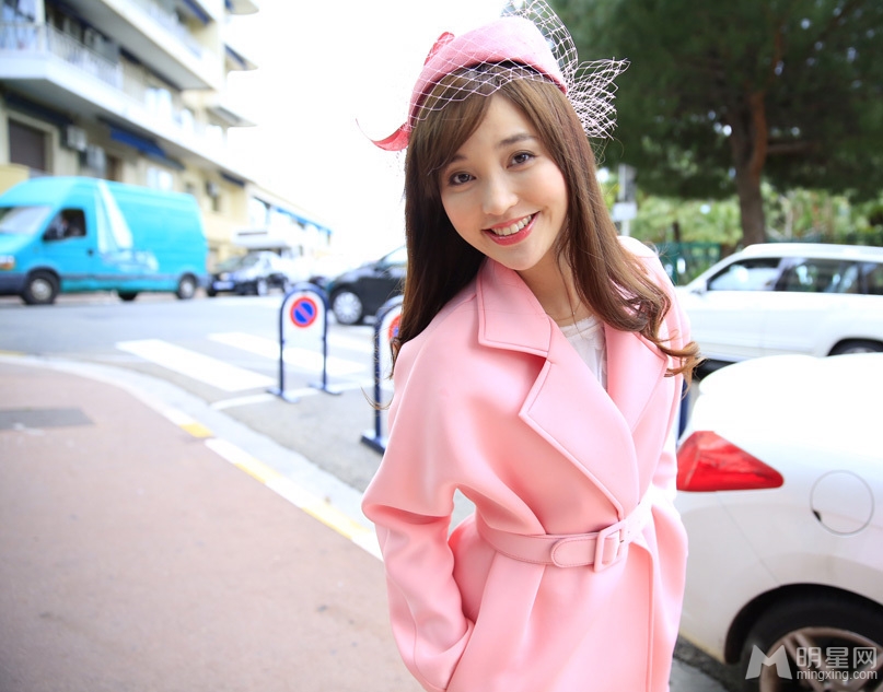 金莎首次戛纳之旅 粉色大衣名媛气质十足