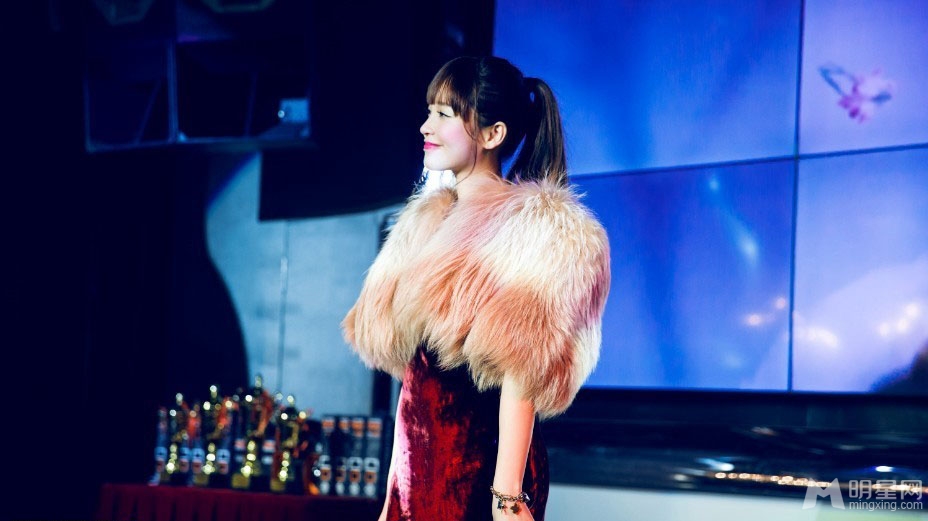 金莎性感红唇现身 身材苗条破发福传闻