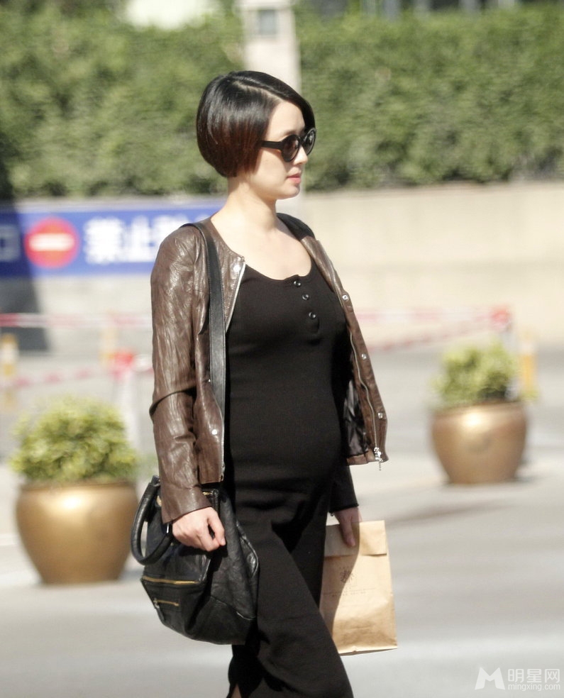 马伊琍独自挺大肚上街 准妈妈孕味十足