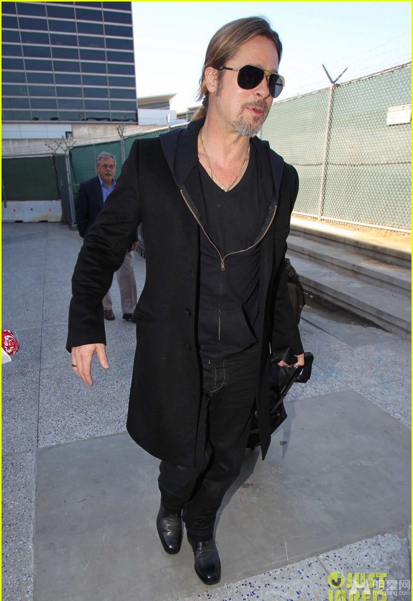 布拉德·皮特帅气机场照