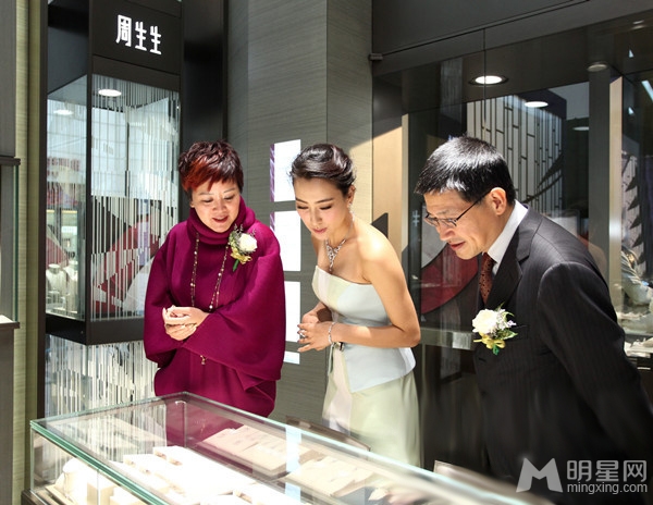 马苏抹胸小洋装性感捞金 两天四地变空中飞人