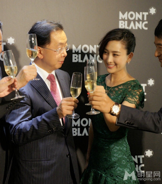 马苏镂空裙优雅亮相 忘却孔令辉心情靓