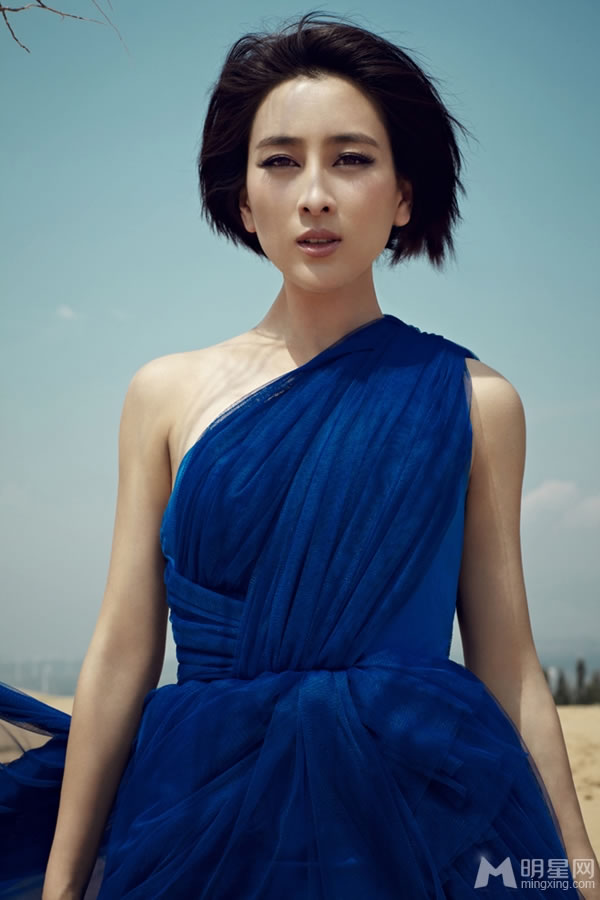 马苏荒漠主题写真 宝蓝色纱裙尽显复古高雅气质