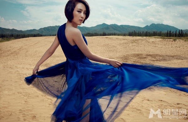 马苏荒漠主题写真 宝蓝色纱裙尽显复古高雅气质