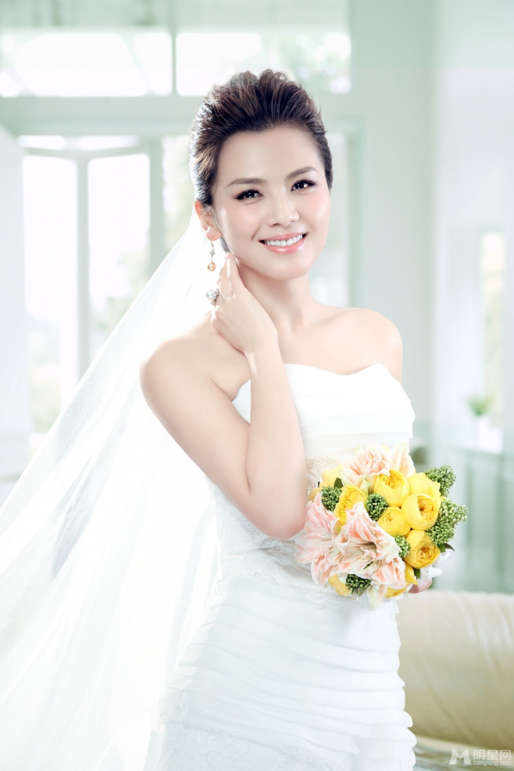 刘涛登新娘杂志封面 婚纱造型惹人怜爱