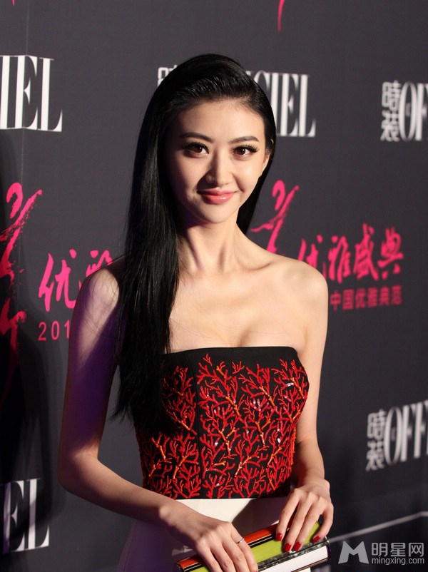 众女星出席中国优雅盛典 性感装扮秀爆乳美腿