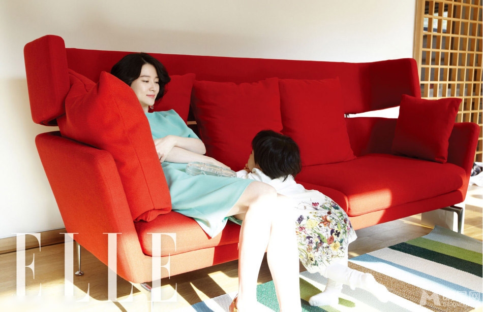 李英爱携双胞胎儿女幸福温馨拍杂志写真