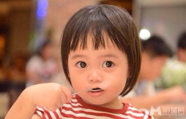 韩寒晒女儿韩小野大眼萌照 可爱爆棚