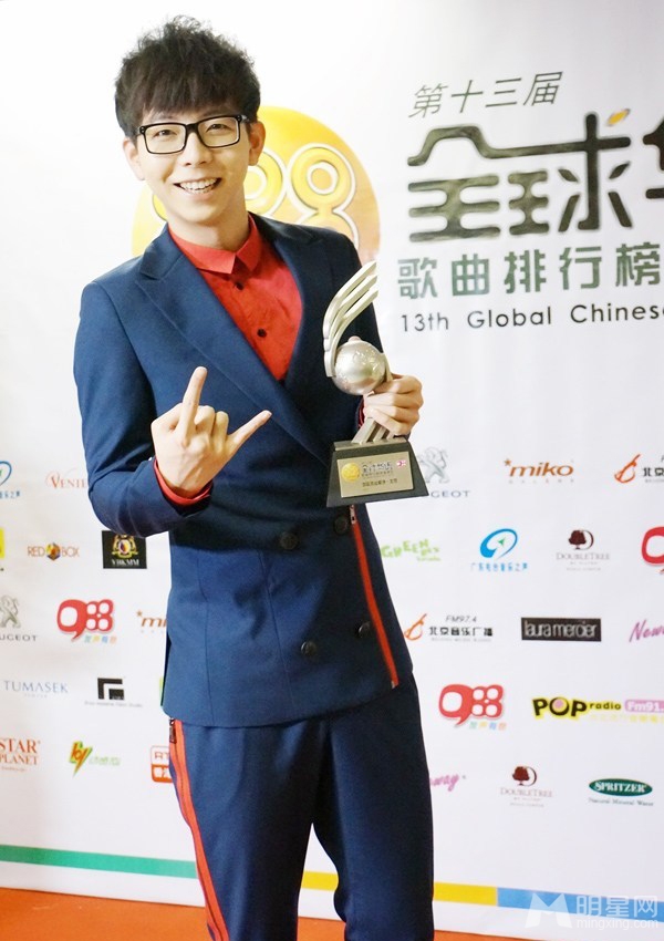胡夏帅气出席全球华语歌曲排行榜颁奖典礼