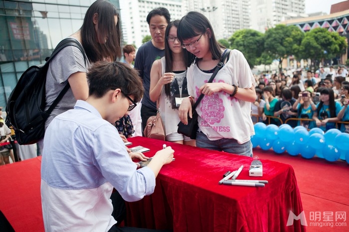 胡夏帅气现身签唱会 现场粉丝热情高涨