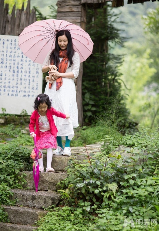 徐铮陶虹带女儿游玩大理 母女嬉耍显情深