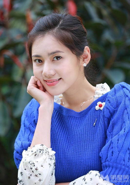 秋瓷炫暮春写真曝光 简约搭配变身糖果女神