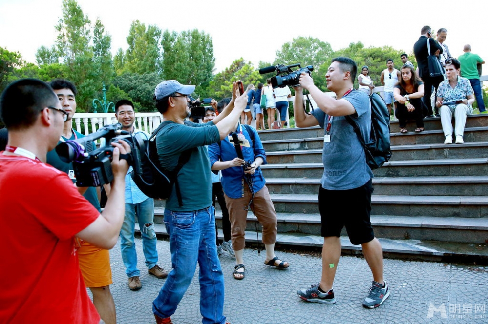 姜文携妻子抵达威尼斯电影节 与记者玩对拍