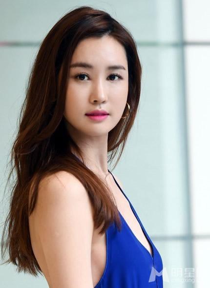 韩国美女李多海出席活动粉丝认不出 整容过度大变脸