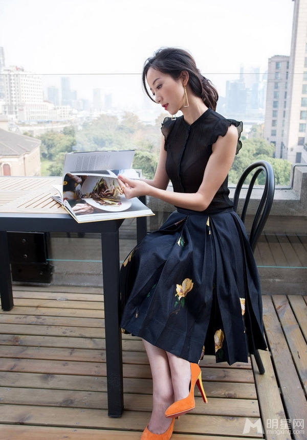 韩雪最新春装街拍 百变造型优雅时尚