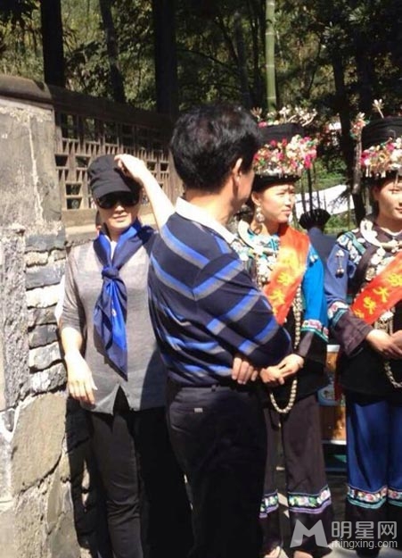 宋祖英与弟弟合照首次曝光 长相帅气