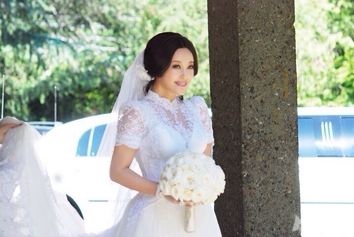 刘晓庆结婚一周年 再披婚纱似美娇娘