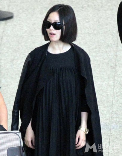 姚贝娜一身黑装现身上海机场 欧美范十足