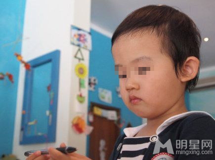 陆毅晒妻女出游照 爱女娇俏可人身材修长