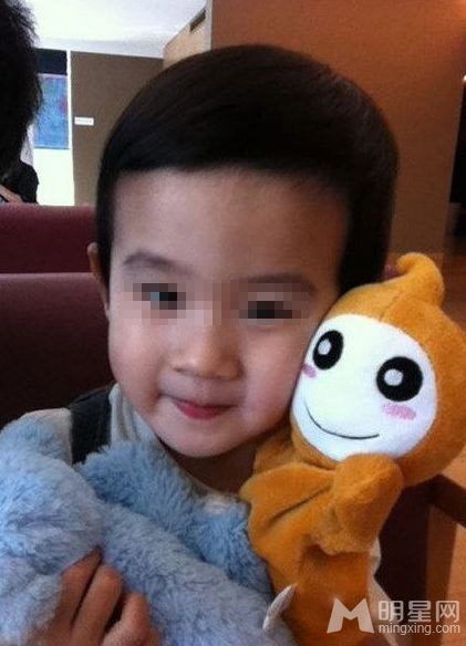 陆毅晒妻女出游照 爱女娇俏可人身材修长