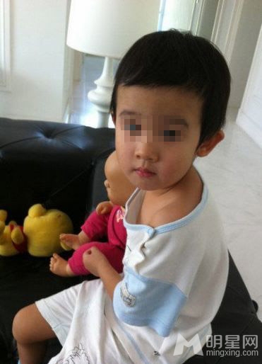 陆毅晒妻女出游照 爱女娇俏可人身材修长