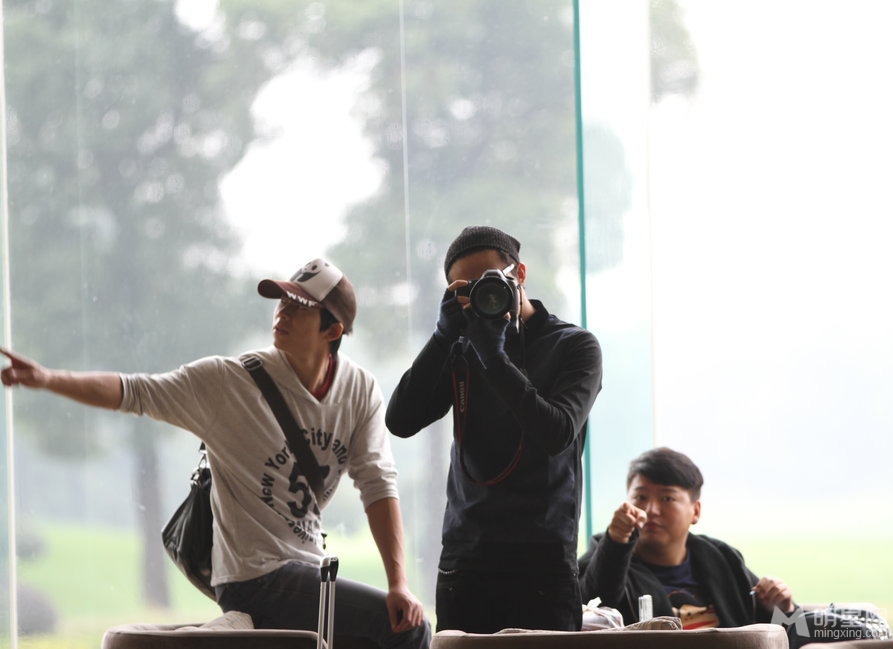 俞灏明休闲装现身上海酒店 与记者玩偷拍战