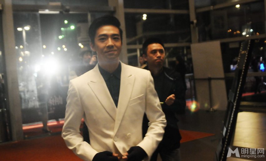 俞灏明白色西装亮相 帅气十足掩烧伤疤痕