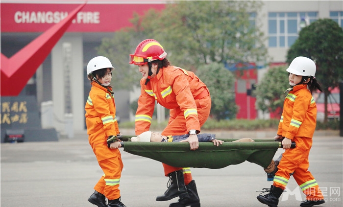 宋佳陈学冬变消防员 率萌娃走进消防